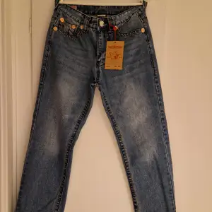 Säljer ett par helt nya True Religion Jeans i storlek 30.   Jeansen är mycket fina och bekväma! Jeansen är äkta. 
