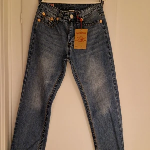 True Religion Jeans *HELT NYA* - Säljer ett par helt nya True Religion Jeans i storlek 30.   Jeansen är mycket fina och bekväma! Jeansen är äkta. 