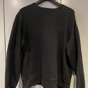 Riktigt najs sweatshirt från Nudie Jeans!🖤 - Här har vi en snygg sweatshirt från Nudie Jeans med lite retro stil! Haft i ett år! 🖤