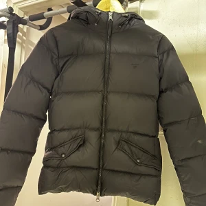 Gant jacka - Knappt använd, har inga hål eller så men den har en fläck på sidan av armen (bild 3) som säkert går att tvätta bort. Det är en storlek s men den passar bäst om du är storlek xs/s.