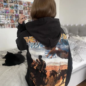 Travis Scott hoodie - Travis scott hoodie med fett tryck i fram och bak! storlek M, passar även S 🖤🖤🖤 endast testad, som ny