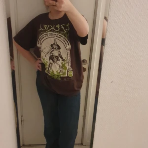 Tröja - Cool brun och grön t shirt köpt secondhand