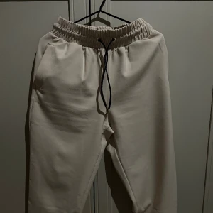 Kostym liknande byxor med skinn snören - Fina byxor i storlek S, som inte kommit till andvändning . Frakt står köparen för!🥰