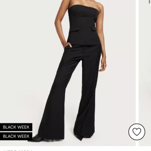 Kostymbyxor och topp - Köpte detta jättesnygga sett men som tyvärr inte passade mig! Nypris: 670 byxornas storlek 34/30 toppen 34