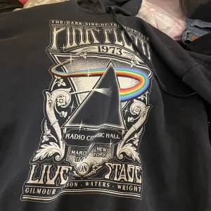 As cool hoddie  - fint skick, säljer för att de inte är min stil längre /: 