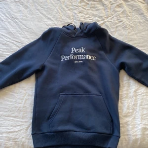 Peak performance hoodie - Tröjan är oanvänd då tröjan kom i fel storlek. Efter att ha väntat ut tiden allt för länge så kunde jag därmed inte lämna tillbaka den Storlek S