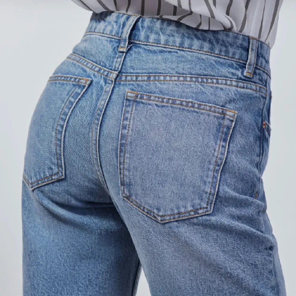 Säljer dessa trendiga zara jeans! Som nya och jättesköna och snygga❤️. Jeans & Byxor.