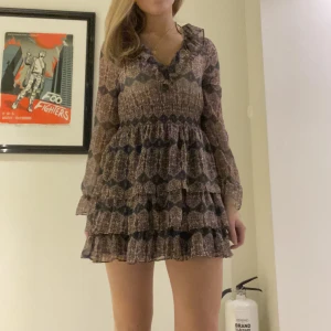 Zara volangklänning - Volangklänning från zara som passar perfekt till julafton!!! Knappt använd ❤️