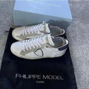Philipe model skor - Hej! Säljer mina Philipe model skor som inte används längre Skick 9/10 ( anvönda Max 5 gånger ) Säljer för: 2700 Köpta för: 4400 Tveka inte på att höra av dig om du har någon fråga😁 Kan tänka mig att gå ner i pris vid snabba afärr!