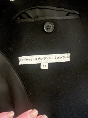 Svart kappa  - Jätte Fin kappa från other stories inte ofta används för den känns för liten Använder i vanligt fall stórleik 36 frakt ingår 