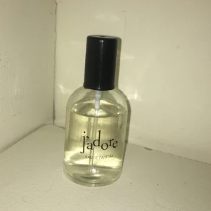 Jadore parfym dior - Köpte den för 1200kr säljer för 500, de är int original flaskan för detta är en 100ml ca 80ml kvar