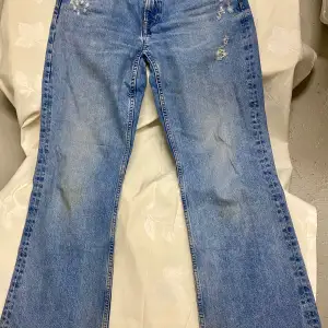 Snygga jeans HM - the Water saving Collection 90's Flare. Storleken är som en 38+ till 40. Lågmidjade, vida ben. Snygga och samtigt bekväma. Slitna på rätt sätt! 