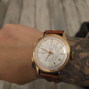 Vintage: chronogstop 38mm mekanisk år 1970 - Hej säljer en mycket fin klocka fungerar bra . Har en lite spricka nere vid glaset är inget som kommer störa dig på vid användning