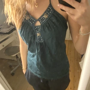 Grönt linne med knyte - Super sött grönt linne ifrån Mexx, med fin broderi💚💚Storlek L men med justerbart knyte där bak