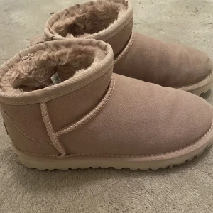 UGG - Säljer mina typ helt nya/oanvända uggs (bara använt 2-3 gånger) eftersom jag råkade beställa fel storlek.