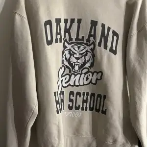 Beige overzized vintage/ highschool sweatshirt med tryck fram super snygg 🤩 