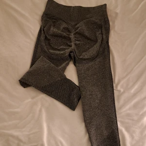 Gråa träningstights - Sitter jätteskönt, bara jag som är 182 och dem är för korta för mig. Lite dåliga bilder men bara o fråga om man undrar något 