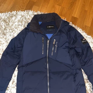 Sail racing jacka - Marinblå Sail Racing vinterjacka som är i storlek 160. Den säljs då storleken inte passar mig längre. 