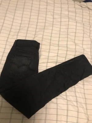 Levis 512  - Säljer mina Levis 512 stonewashed slim taper nu för ett väldigt bra o billigt pris. Kom provat för mer frågor eller bilder. 