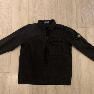 Stone island overshirt L - Finns att hämta i karlstad annars kan jag även lösa frakt. Den är i nyskick och har Storlek L.  Mvh William