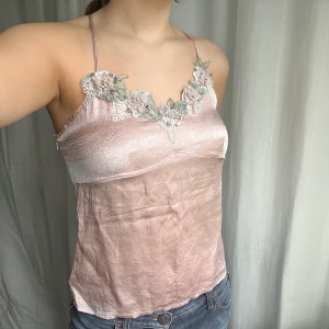 Rosa linne - Rosa satin/silke linne från Vila 💕