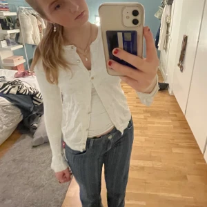 Kofta - Säljer denna jätte fräscha vita kofta från zara! Mittenknappen är av men det är ingen som syns mycket