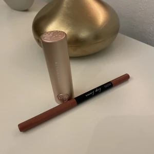 Rituals läppstift +läppenna kicks  - Rituals läppstift.  Färg: nude Skick: ny, endast testad. Färgen passade inte mig.   Läppenna: kicks  Färg:  ljus rosa  Skick: endast testad, färgen syns inte på mig. 