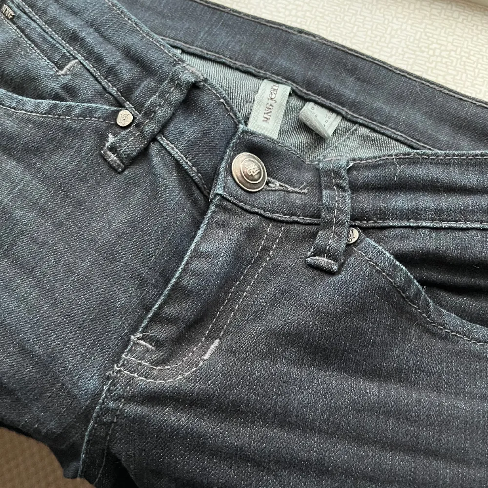 Ett par lågmidjade bootcut jeans i mycket bra skick från mango men köpta på Vinted. De är i stl 36 men är små i stl så skulle säga att de passar som en 34a. Detaljer på båda bakfickorna. Säljes pga att de tyvärr är för små för mig. Frakt ingår.. Jeans & Byxor.