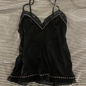 Linne💕🖤 - Supergulligt vintage linne från Frankrike🖤står ingen storlek men skulle säga att de passar xs och S!💕 