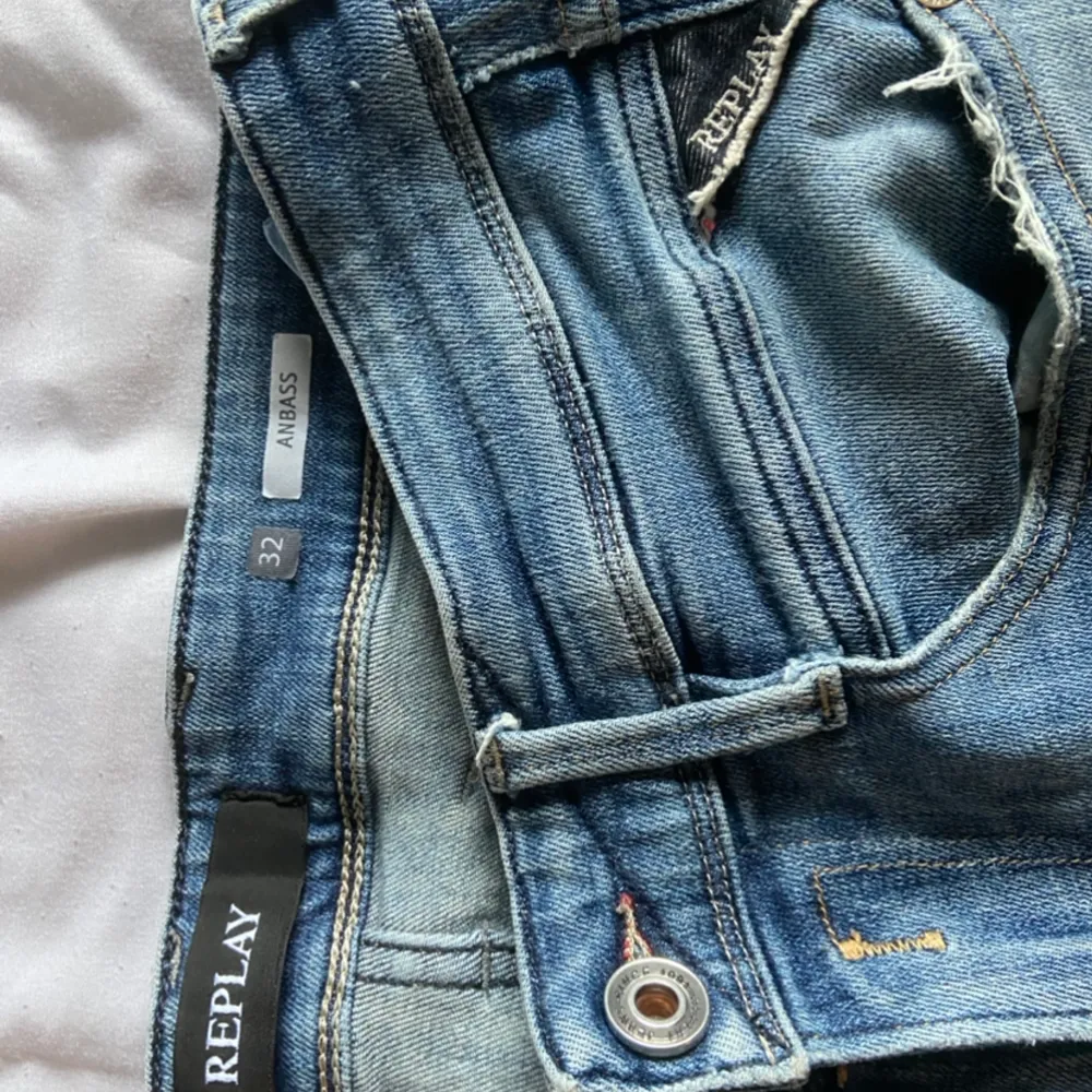 Schyssta jeans knappt använda  Cond 8/10 nypris 1800  Pris kan diskuteras vid snabb affär. Jeans & Byxor.