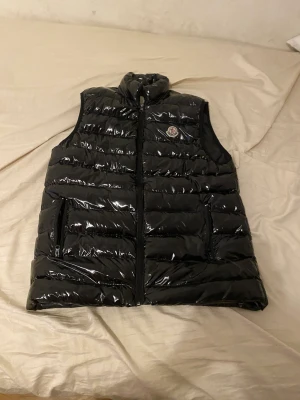 Moncler väst  - Helt ny Moncler väst