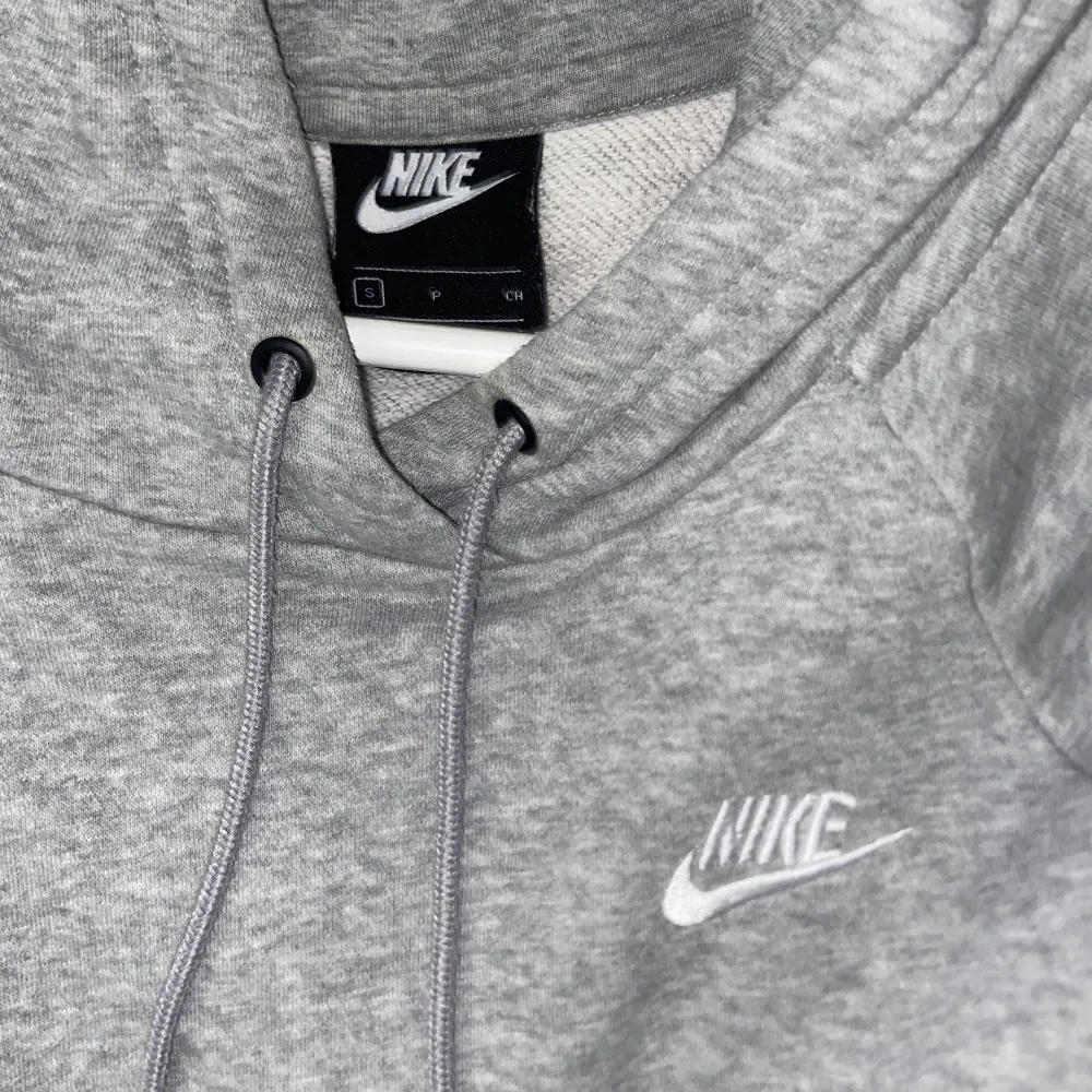 Fin grå Nike hoodie. Är i väldigt bra skick då den inte kommit till mycket användning.. Hoodies.