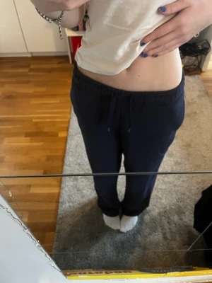 Mörk blå mjukis byxor - Andvända få gånger. Jag är 170 cm lång och de är bra i längden på mig. Kan diskutera pris
