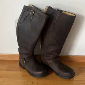 Höga boots till vintern, köpts för 2000 kronor men säljer för 700, kan diskutera pris med, använda några gånger 