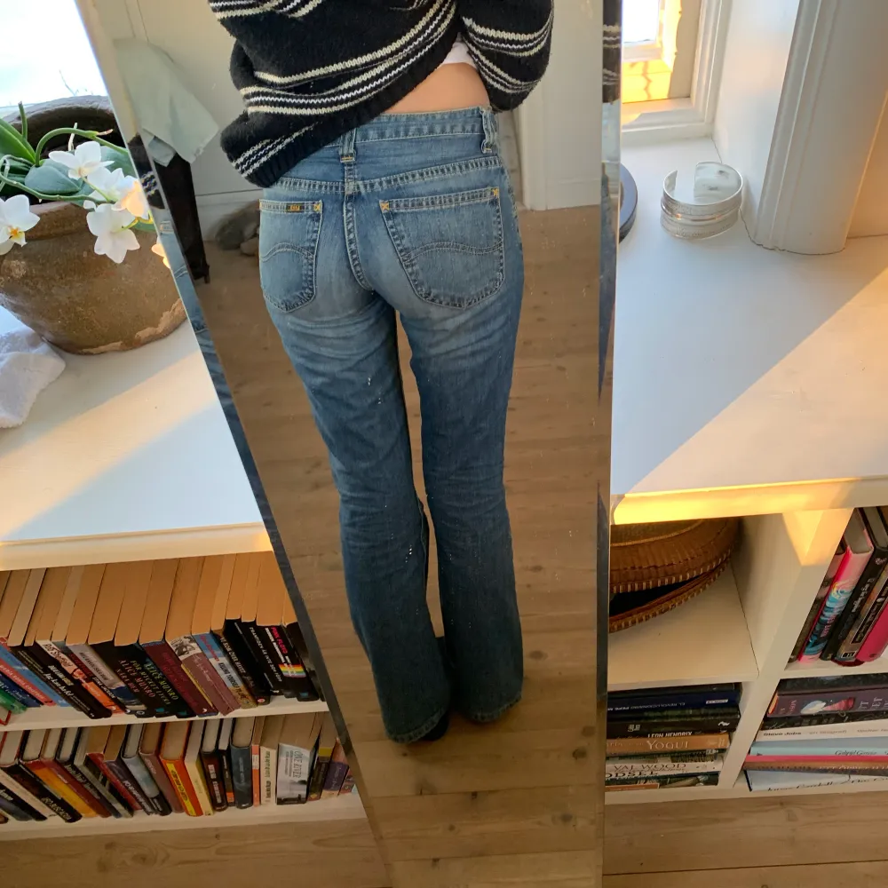 Så snygga lågmidjade lee-jeans som är snäppet för tajta och korta på mig:(( köpte dem nyss men känner att de är aningen små (jag är vanligtvis S i byxor och 170 cm lång)! Toppenskick! Midjemått: 74 cm, innerbenslängd: 80 cm, hela byxlängden: 103 cm💓. Jeans & Byxor.