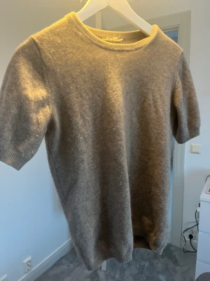 T-shirt från Soft goat - Säljer nu min fina t-shirt i kashmir från Soft goat som är använd fåtal gånger men har små noppriga ställen på tröjan men som man inte tänker på så mycket. Köpt för ungefär 1500kr.❤️💞