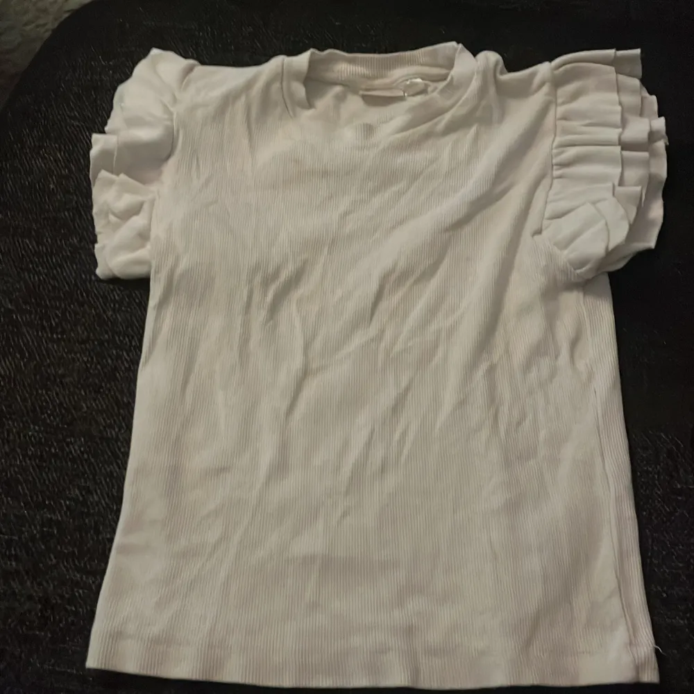 Jag säljer denna tröja pågrund av att den inte kommer till användning längre. Den är i barnstorlek från Gina tricot 158/164. Den är använd några gånger men inga skador eller någonting liknande. T-shirts.