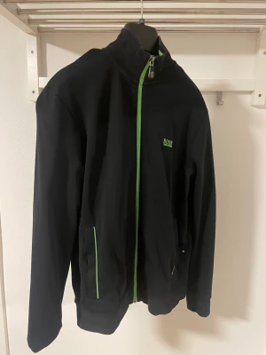 Hugo boss cardigan - Hugo boss cardigan med snygga gröna detaljer. Storlek S. Mycke fint skick. Nypris 1199 kronor. VÅRT PRIS 199kronor. 