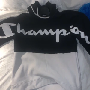 CHAMPION HOODIE - köpt 2019 sparsamt använd och nypriset var strax över 275 kr. Finns inga skador på den alls och den ser som nyköpt ut. Den är i storlek XS men man kan använda den om man har mellan XS-M
