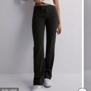 Low waist suit pant - Säljer de här byxorna från nelly. De är helt nya alltså i bra skick. Storlek 34 och de är lite långa på mig som är 163. Köpte för 400kr säljer för 280 