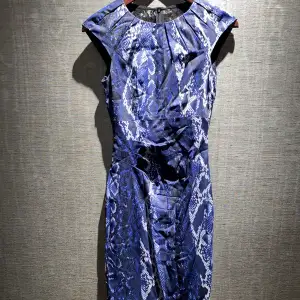 En jättefin blå klänning från märket Karen millen med svart spets på baksidan. Baksidan har även en dragkedja! Pris kan diskuteras. Skriv för bilder och info.