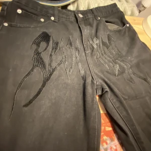 Byxor - Vet ej vart de kommer ifrån köpte av en kommpis, men de är i bra skick👍