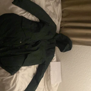 Peak Preaformance Jacka - Helt ny Peak preaformence jacka. Tag och lappar är fortfarande kvar. Jackan var för liten och pga det så säljer jag den. Pris är ej i hugget. Är det snabbäffar kan jag sänka. Möts i Malmö annars blir det frakt. För mer frågor skriv privat.