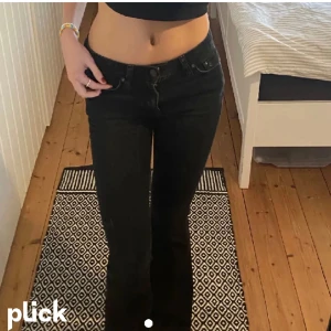 Jeans - Low waist bootcut jeans från Zara som inte säljs längre! Väldigt bra skick (Lånade bilder)