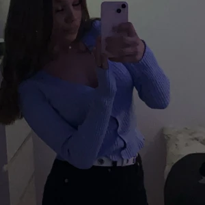 Blå tröja  - Hej! Säljer denna super fina vackra blåa tröjan för använder inte och den blir ba liggnas i garderoben 