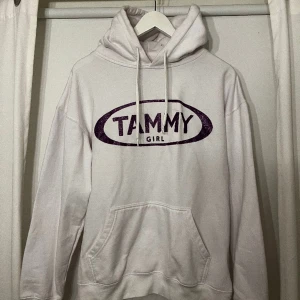 Hoodie, tammy Girl  - Vit hoodie, lila glitter tryck, nästintill oanvänd, inga defekter 