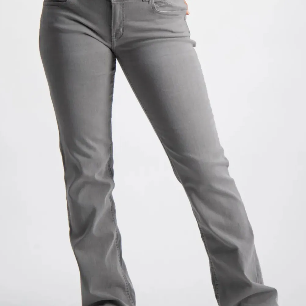gråa jeans ifrån gina young sparsamt använda🙌🏼. Jeans & Byxor.