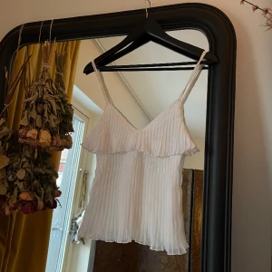 Vintage linne - Vitt vintage linne från La perla i storlek 1❣️ tyvärr för liten för mig men fint skick, inga fläckar eller liknande🥰