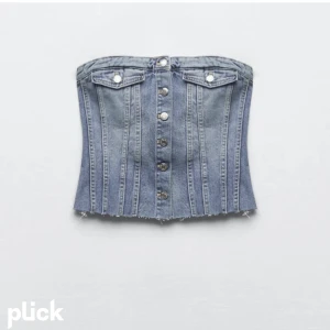 jeans topp - säljer min skitsnygga jeans topp då den blivit lite för stor, storlek m men passar s-m💗 aldrig använd och köpt för ca 280kr i köpenhamn , den är från new yorker❤️