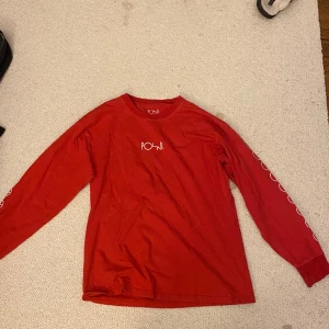 polar långärmad t-shirt  - riktigt fet röd långärmad polar t-shirt. mycket bra skick. 